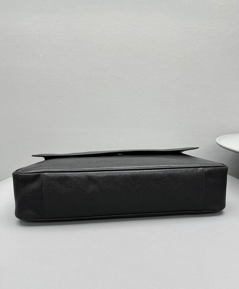 Balenciaga Grungy Medium Messenger Bag Black